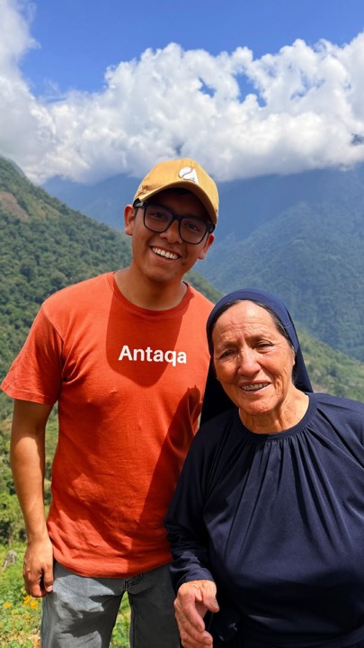 Un barista de Antaqa junto a una caficultora en las montañas de La Mar